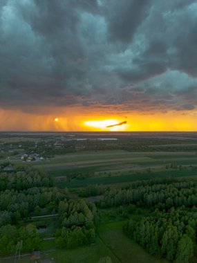 Akşam gökyüzü küçük kasabadaki fırtına bulutlarıyla dolu.