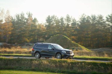 Doğada manzaralı sürüş üzerine SUV