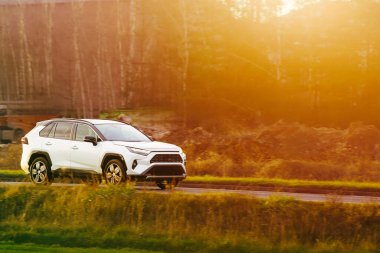 Açık yolda gün ışığında şık bir SUV.