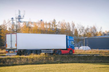 Kargo kamyonu gün doğumunda yola çıkıyor.