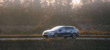 Kırsal kesimde hızlı bir araba.