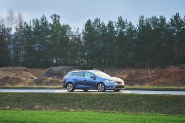 Kırsal kesimden geçen bir araba.