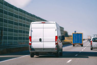 Güneşli bir günde teslimat kamyonu sürüyor.