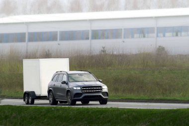 Parlak kırsal yolda çekici römorku var.