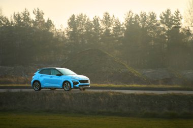 Doğada enerji tasarruflu araba sürüyor.