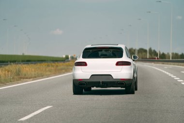 Otoyolda ilerleyen yüksek performanslı Alman SUV..