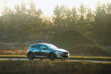 Hatchback aracı kırsal arazinin tadını çıkarıyor