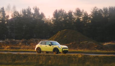 Açık kırsal yolda bir araç.