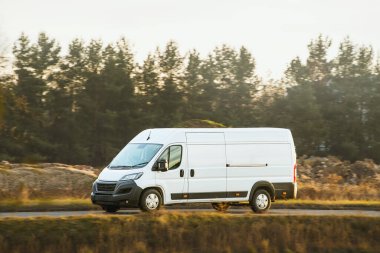 Yoldaki boş beyaz minibüs.