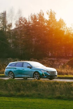 Kırsal kesimde modern aile arabası