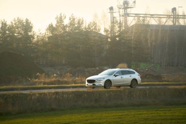 Aile arabası yaz gezisinde manzaralı.