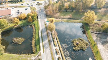 Yakınlarda su birikintileri olan kırsal alan yolu.