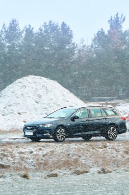 Kar yağışı sırasında araba yolda