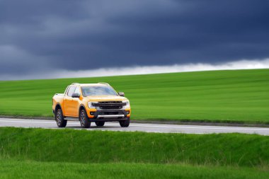 Turuncu Kamyon Akşam Arayışı Manzaralı Yol