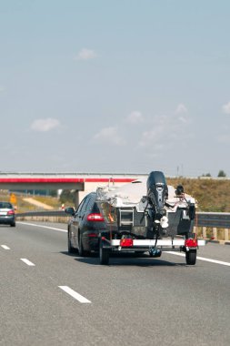 Motorlu tekne, arabayla çekiliyor.