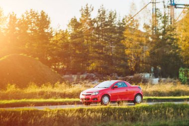 Araba kırsal alanda seyahat ediyor.