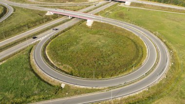 Ormanın yanındaki yolda giden arabalar