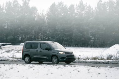 Araç karlı zeminde ilerliyor