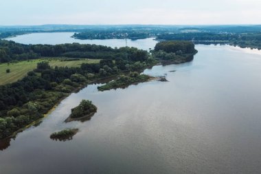Çevrelenmiş Yeşil Orman Manzaralı Göl