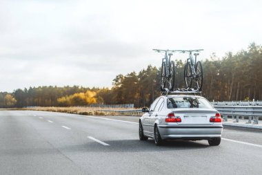 Otoyolda iki bisikleti olan bir araba.