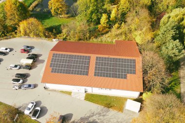 Güneş enerjisi çatısı olan bir mesken.