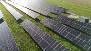 Güneş paneli üzerinde akşam güneşi