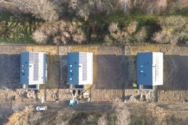 Güneş panelleri günbatımında modern evlere güç veriyor.