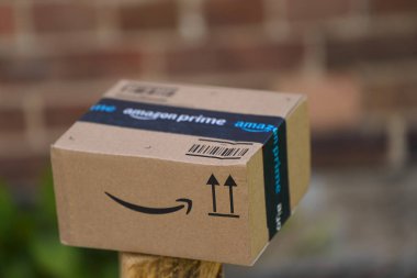 Hızlı nakliye hizmeti sunan Amazon Prime paketi 13.09.2024 Avrupa, Polonya