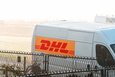 Polonya, Avrupa 17.01.2025 şehir yolunda giden DPD minibüsü.