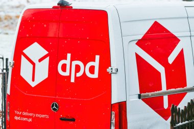 Polonya, Avrupa 17.01.2025 şehir yolunda giden DPD minibüsü.
