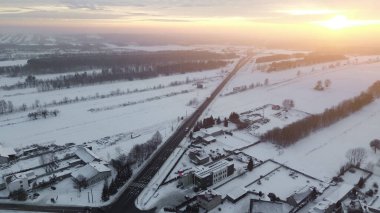 Günbatımının kış havası ve sessiz yol