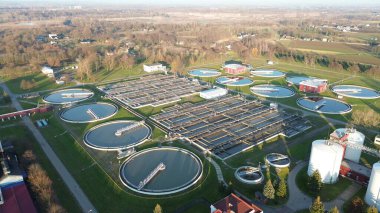 Dairesel tankları olan su arıtma ve arıtma tesisi