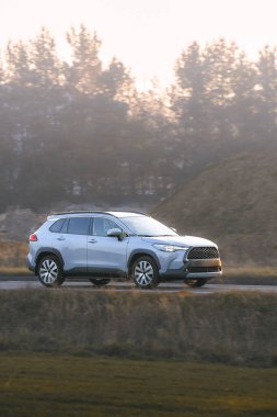 Araç sakin bir kırsal alanda ilerliyor.