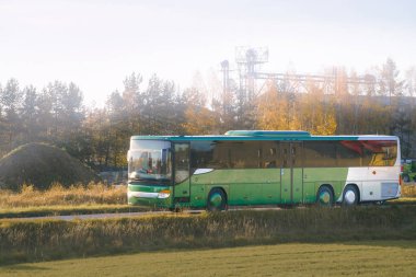 Manzaralı kırsal alanda ıssız bir otobüs