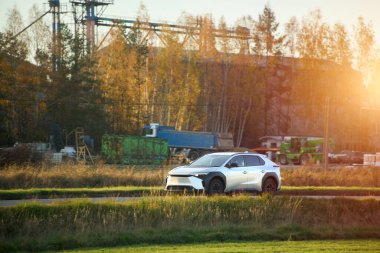 Kırsal kesimde modern beyaz araba