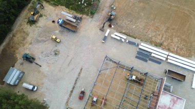 Gün batımında inşaat alanının insansız hava aracı çekimi