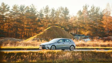 Hatchback araba yolculuğu manzaralı açık hava alanı boyunca