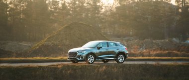 Açık arazide lüks otomobiller sürüyordu.