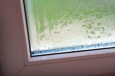Kışın pencere camında buğulanma