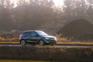 Ülke yol görünümünde küçük hatchback geziniyor