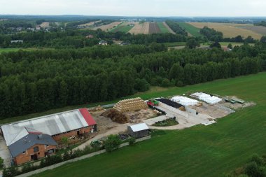 Saman yığını olan çiftlik deposu.