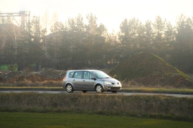 Şehir yolunda kompakt otomobil kullanımı