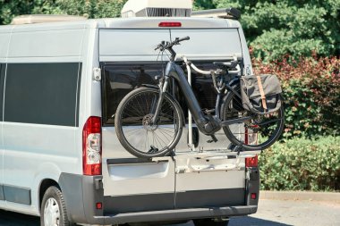 Yaz macerası için bisikletli bir karavan.