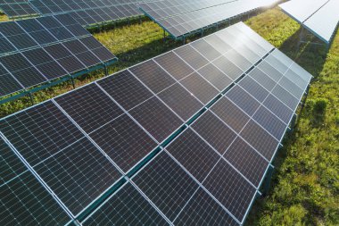 Alandaki güneş panelleri temiz enerji üretiyor