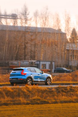 Gün batımında açık yolda SUV