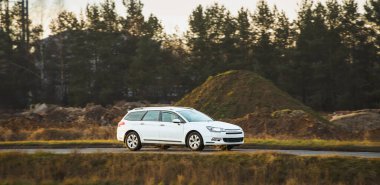 Beyaz steyşın araba kırsal yolda gidiyor.