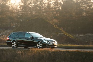 Ormandan geçen geniş bir aile arabası.