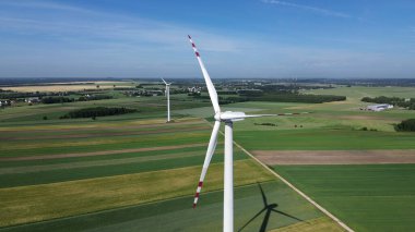 Yeşil alanlarda rüzgar türbini sürdürülebilir gelecek manzarası