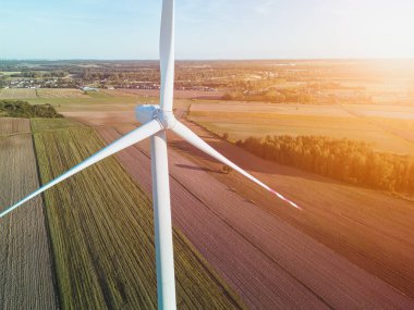 Güneşli bir günde rüzgar türbini