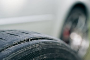 Araba lastiğinde ağır yıpranma izleri var.